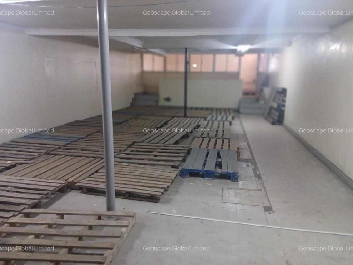 3,000 ft² Warehouse with Parking in Industrial Area - 8