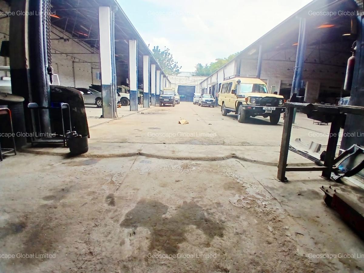 30,000 ft² Warehouse with Parking in Industrial Area - 5