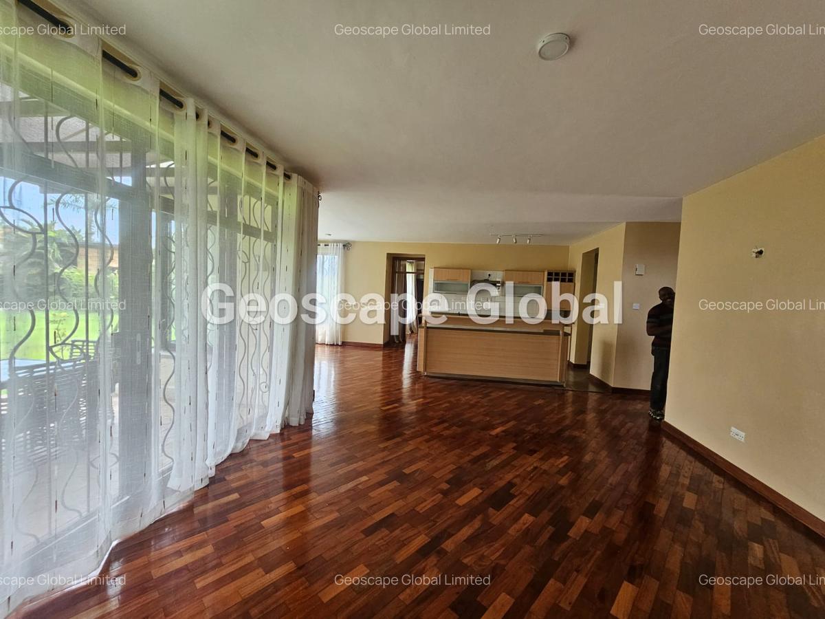 4 Bed House with En Suite in Ridgeways - 7