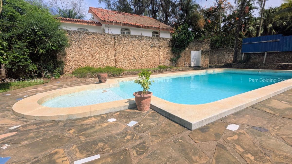 4 Bed House with Swimming Pool at Links Road - 4