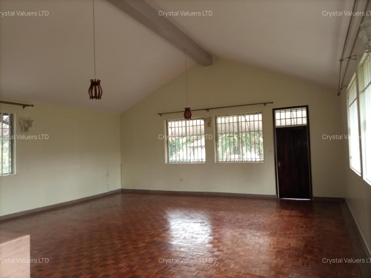 6 Bed House with En Suite in Nyari - 3