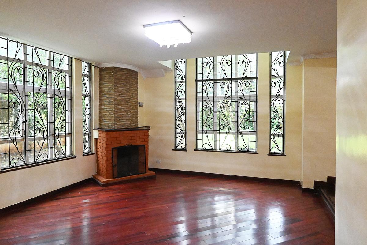 5 Bed Townhouse with En Suite in Lavington - 3