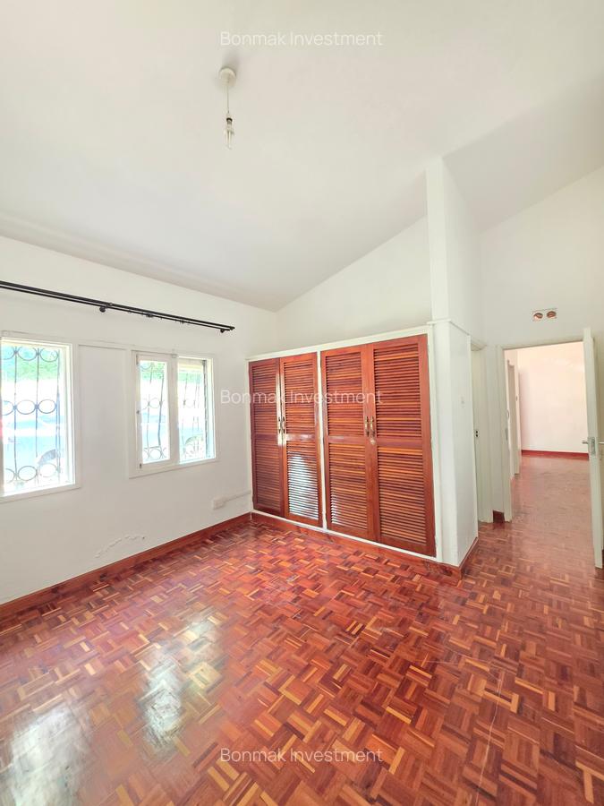 4 Bed House with En Suite at Hillview Estate. - 15