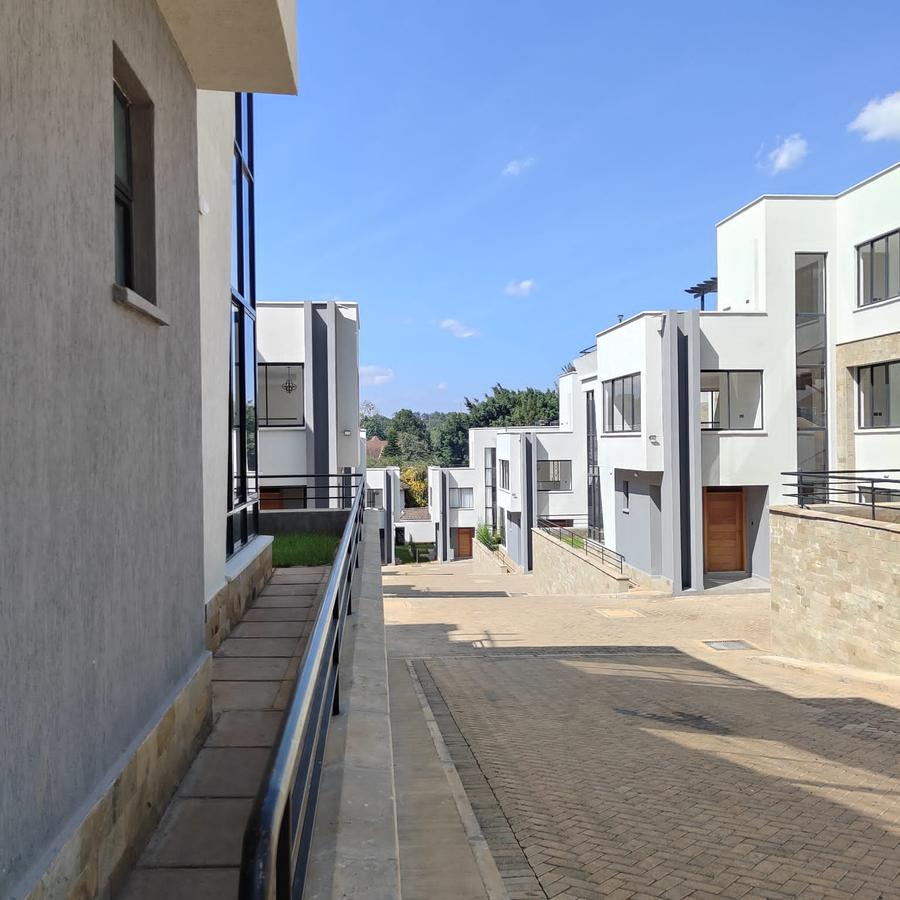 5 Bed Townhouse with En Suite at Lavington - 1