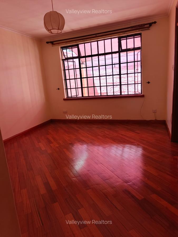 4 Bed Townhouse with En Suite at Lavington - 20