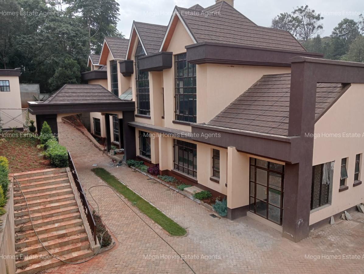 6 Bed House with En Suite at Rossyln - 1