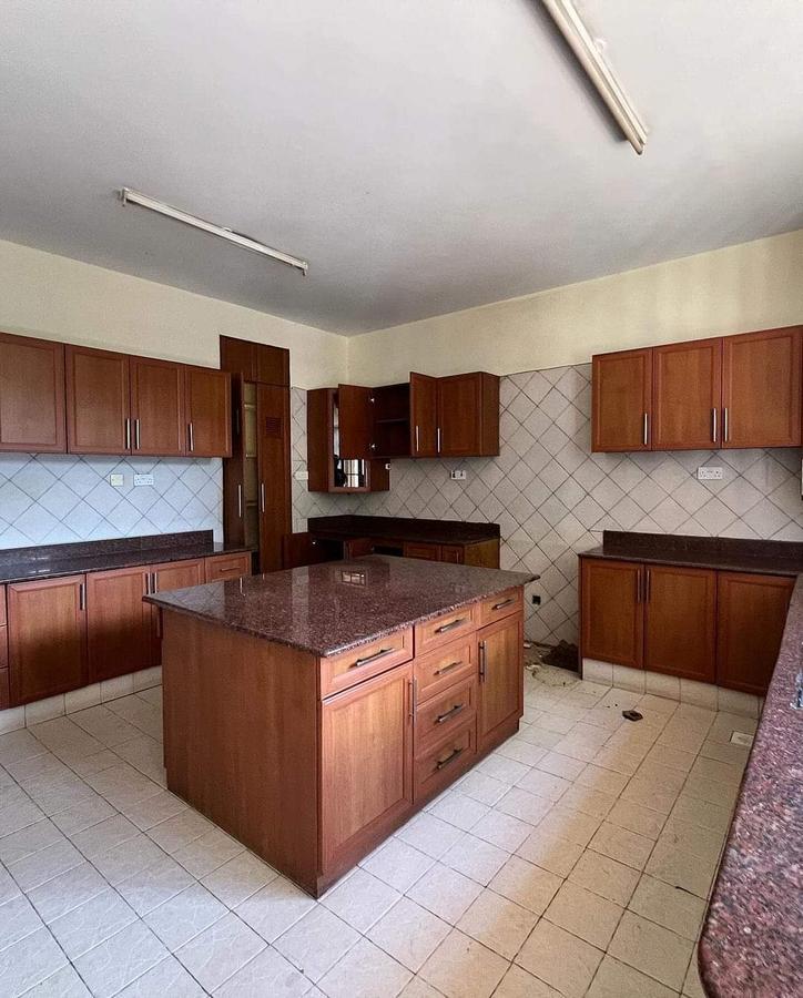 5 Bed Townhouse with En Suite at Lavington - 14