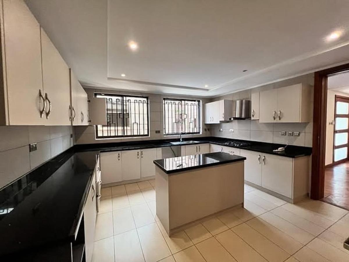 5 Bed Townhouse with En Suite in Lavington - 10