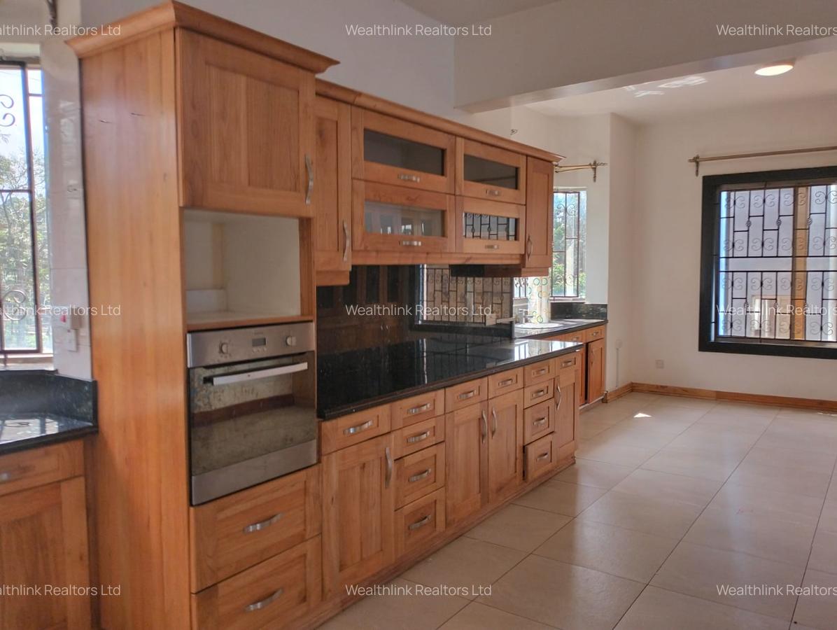 5 Bed Townhouse with En Suite at Westlands - 6