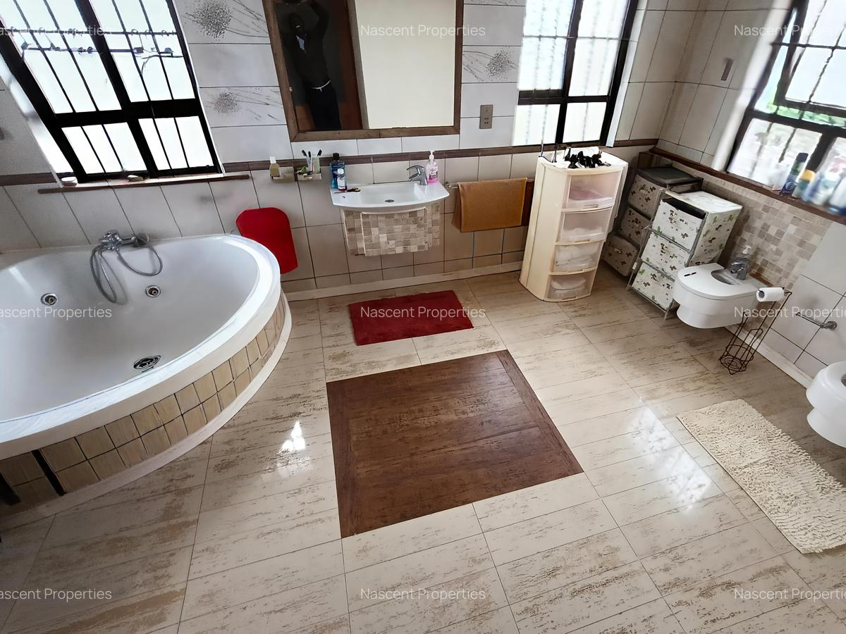 4 Bed House with En Suite in Runda - 16