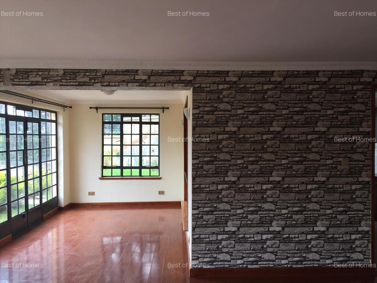 4 Bed Villa with En Suite in Redhill - 11