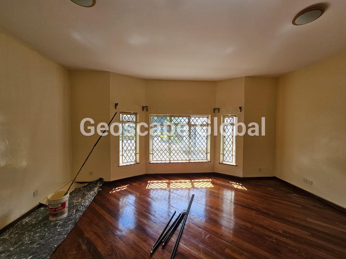 5 Bed House with En Suite in Runda - 10