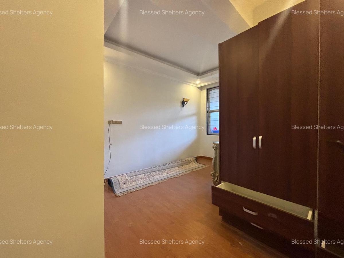 5 Bed Townhouse with En Suite in Ridgeways - 13