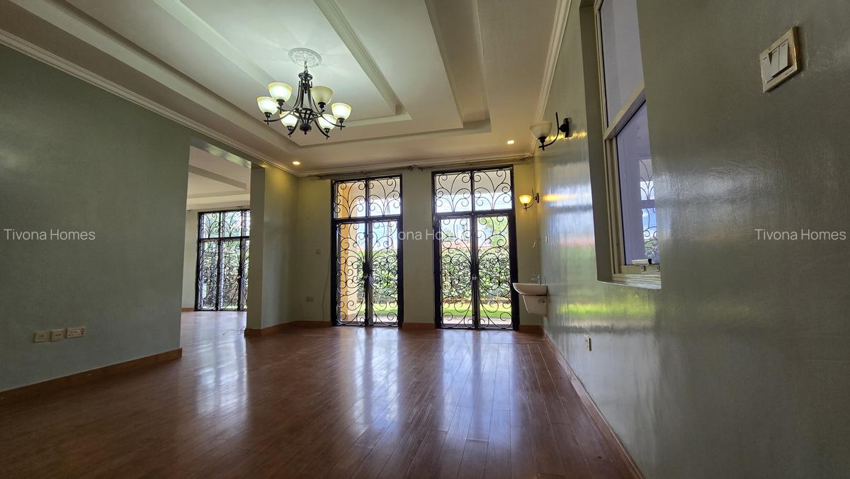 5 Bed House with En Suite in Ridgeways - 5