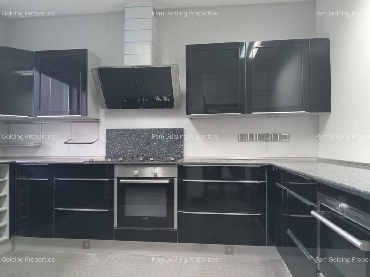 3 Bed Apartment with En Suite in Riverside - 4