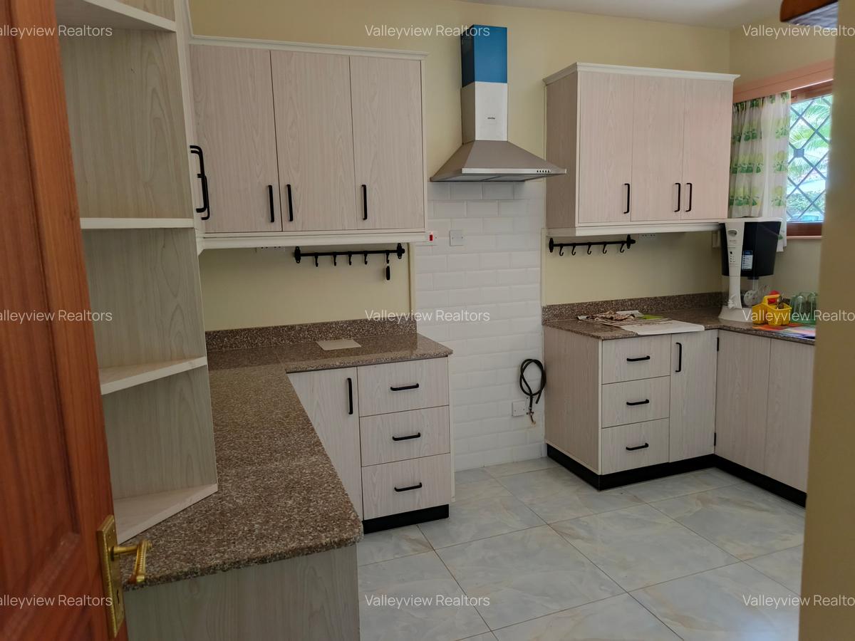 3 Bed Townhouse with En Suite at Lavington - 2