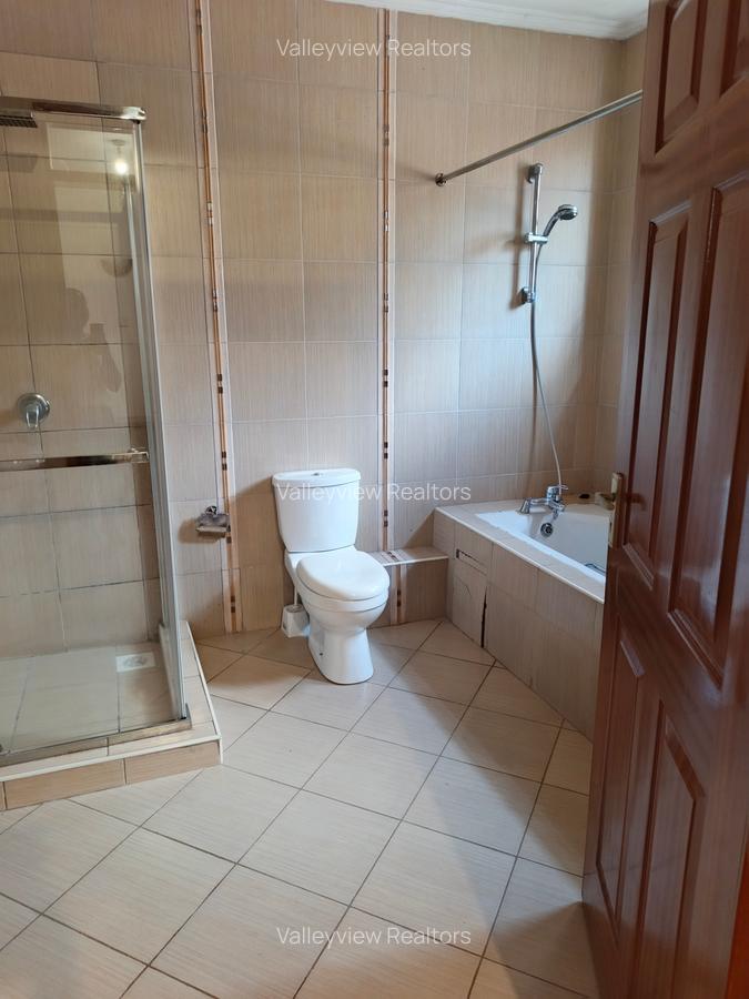 3 Bed Villa with En Suite at Lavington - 16