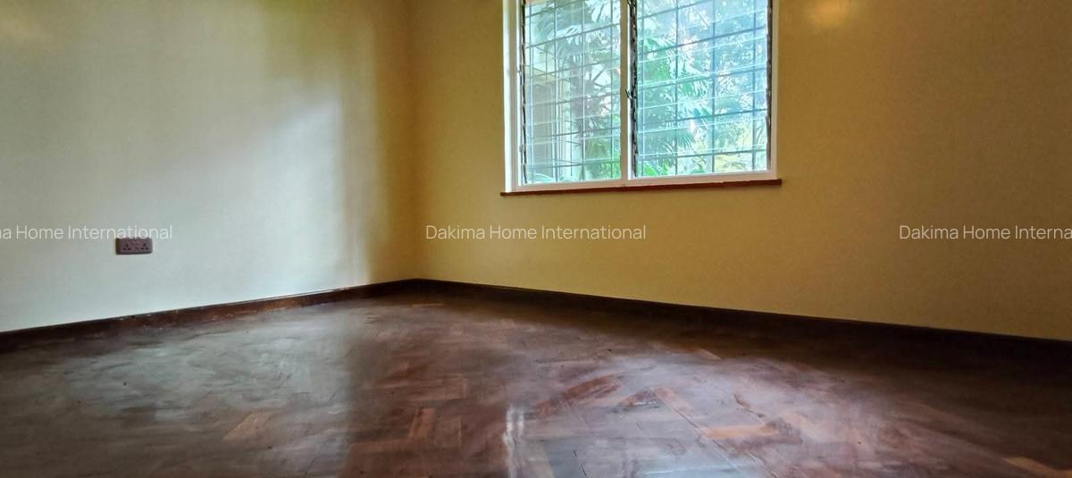 4 Bed House with En Suite in Rosslyn - 11