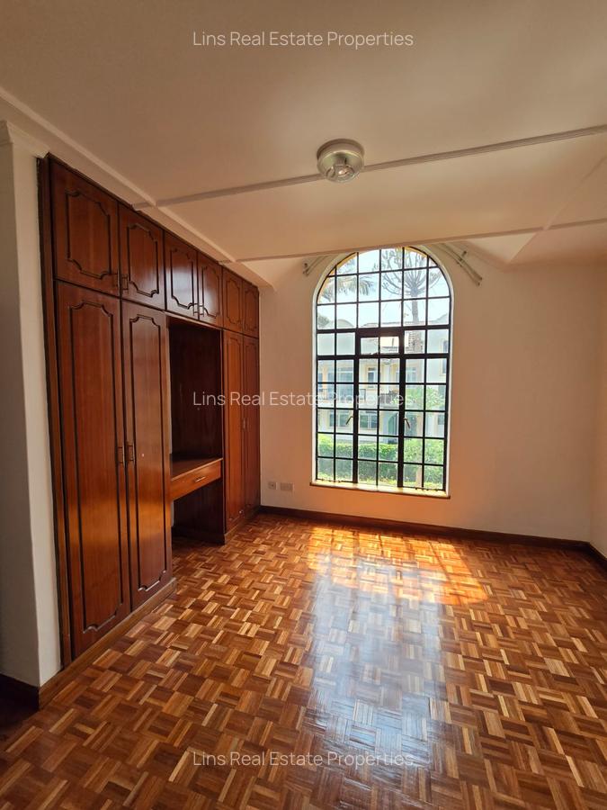 5 Bed Townhouse with En Suite in Lavington - 12