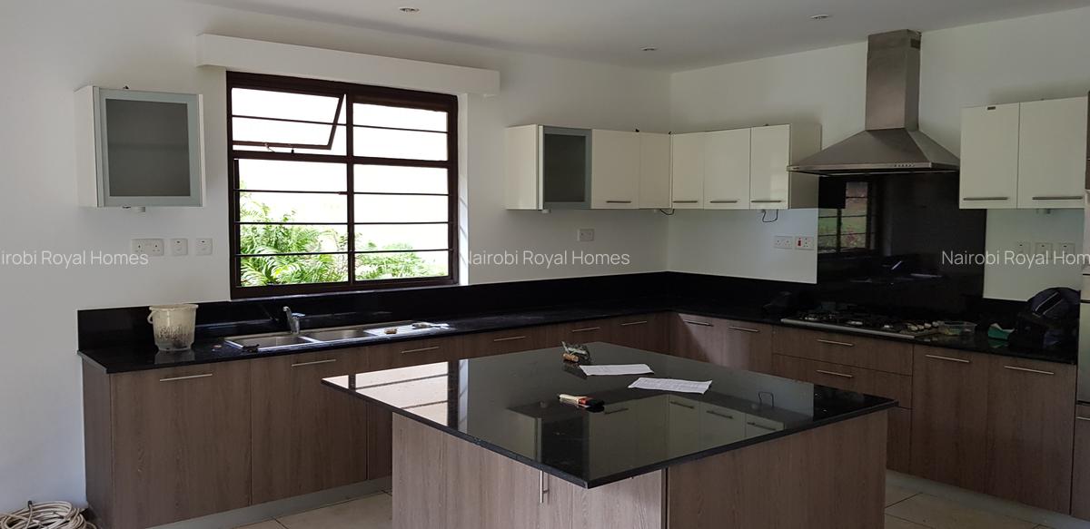 4 Bed Villa with En Suite at Rosslyn Lone Tree - 11