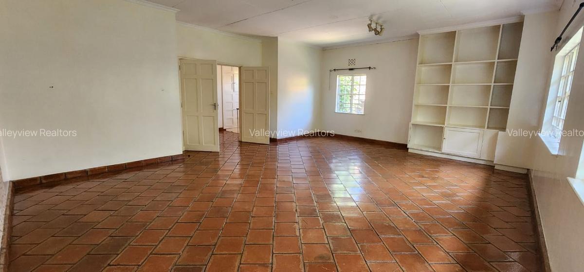 4 Bed House with En Suite at Lavington - 16