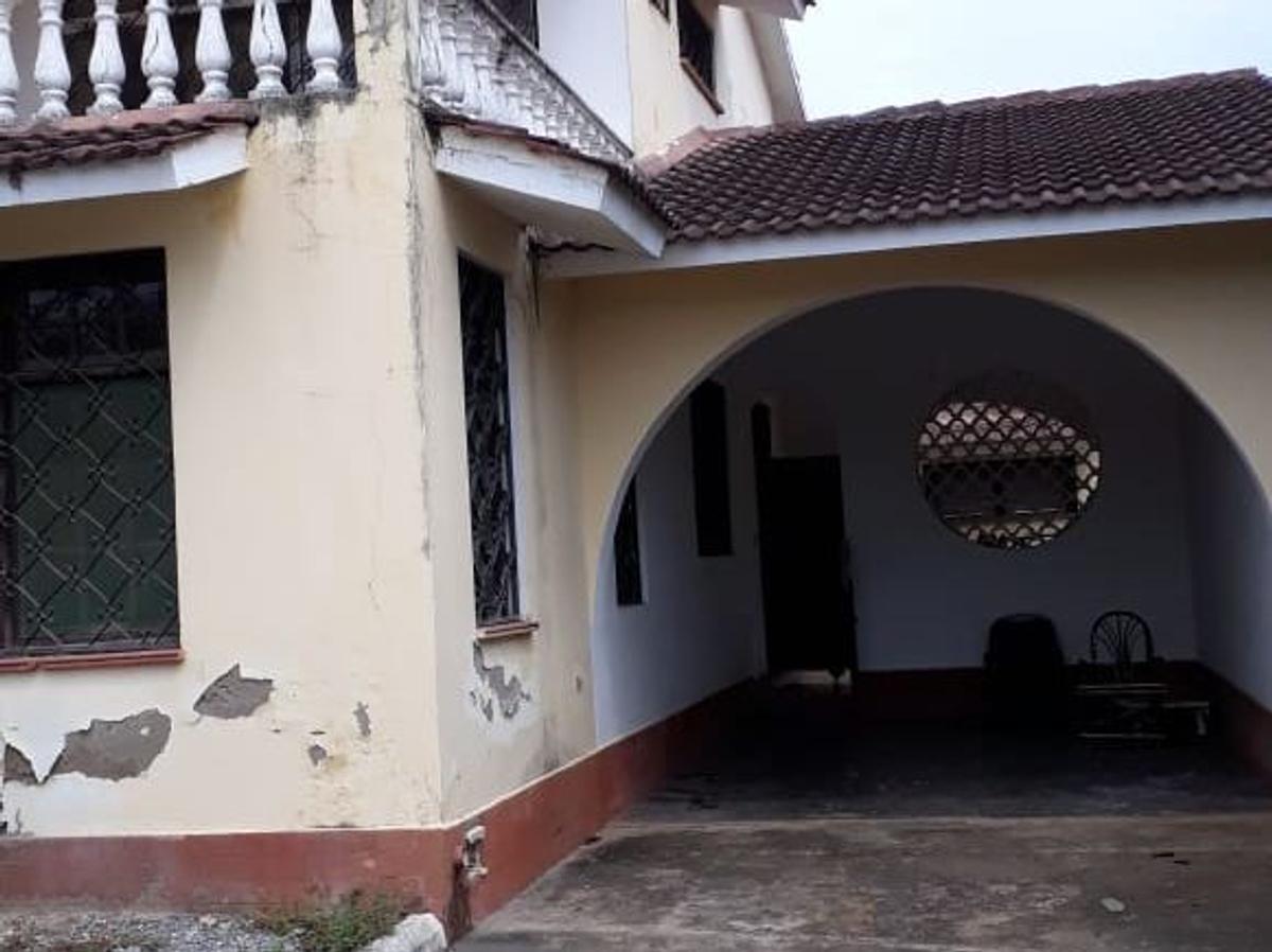 4 Bed House with En Suite at Near Serena Hotel - 2