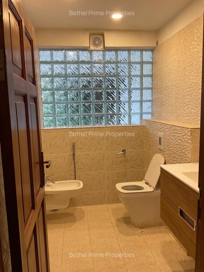 5 Bed Villa with Swimming Pool in Runda - 20