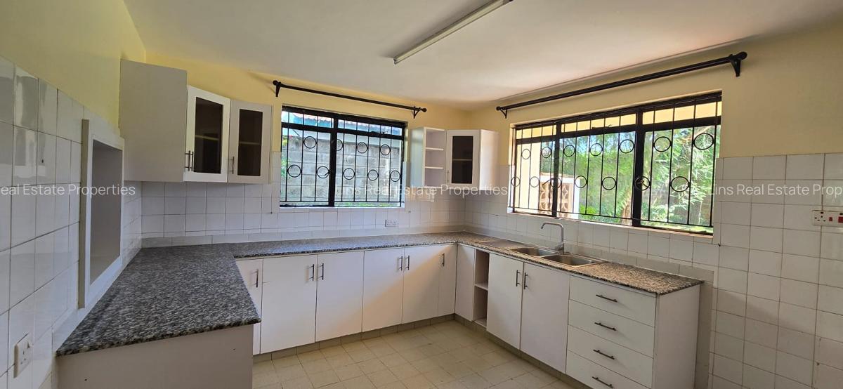 4 Bed House with En Suite in Mountain View - 10