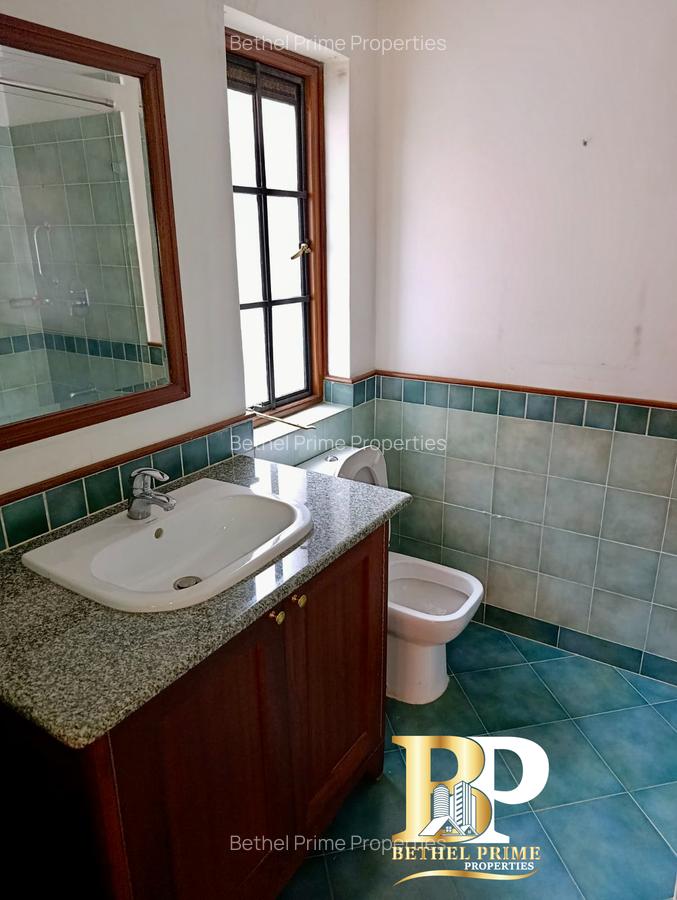 4 Bed Townhouse with En Suite in General Mathenge - 13