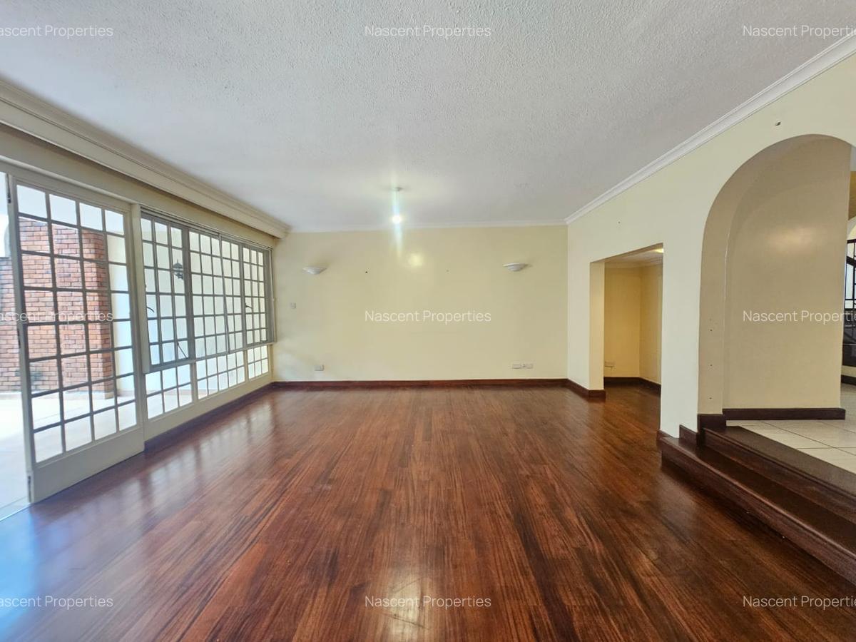 4 Bed Apartment with En Suite in Riverside - 5