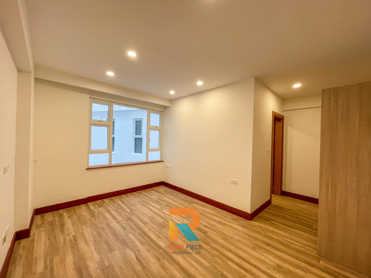 3 Bed Apartment with En Suite in Parklands - 12