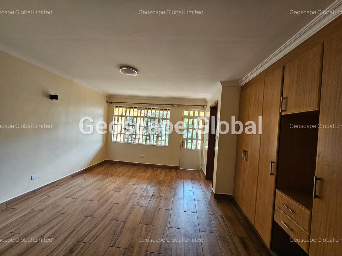 4 Bed House with En Suite in Rosslyn - 18