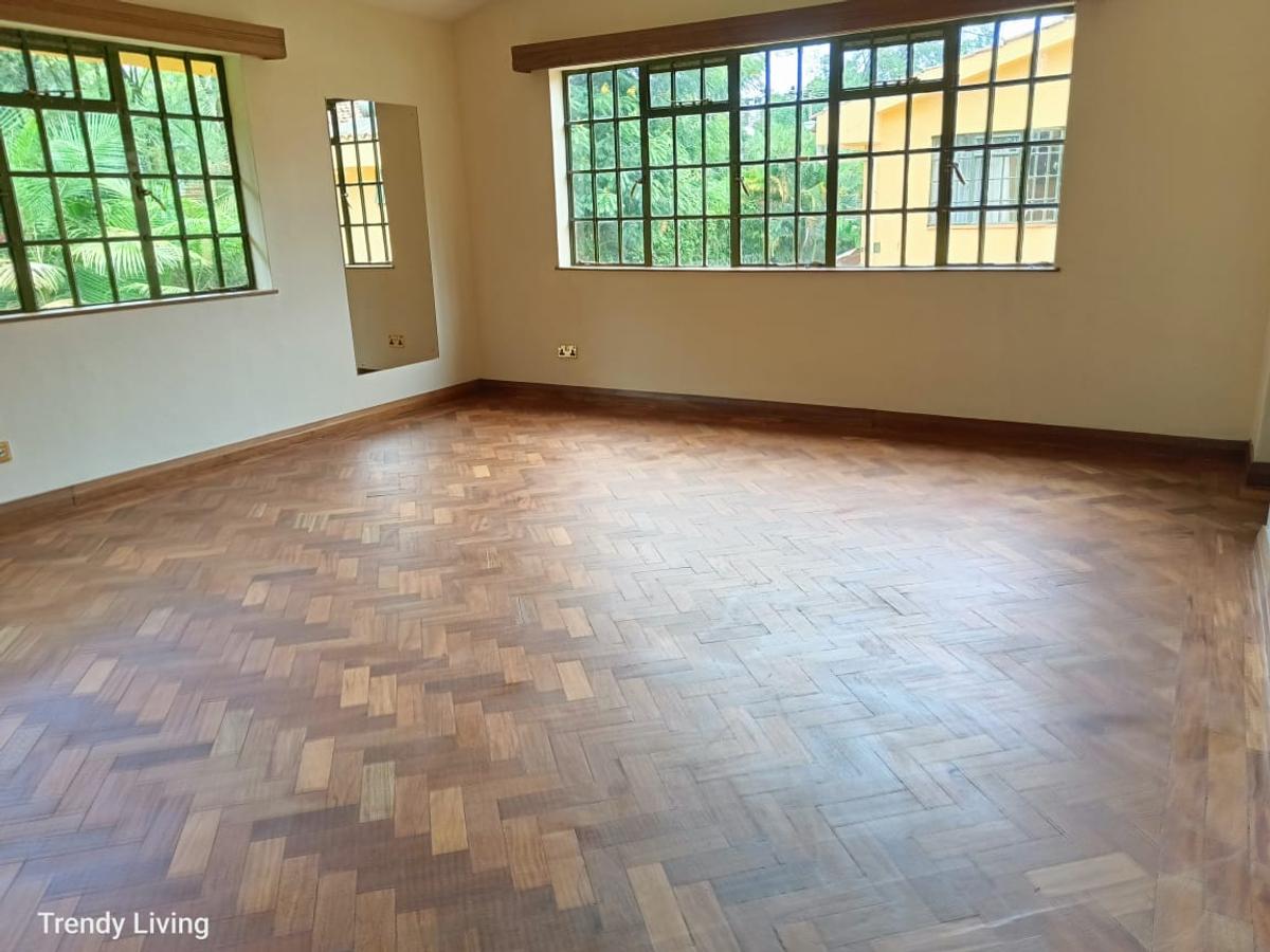 5 Bed Townhouse with En Suite in Lavington - 3