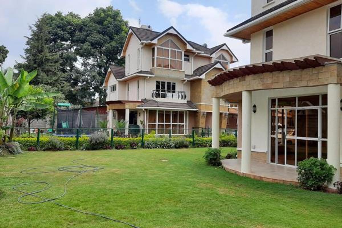 5 Bed Townhouse with En Suite at Lavington - 6