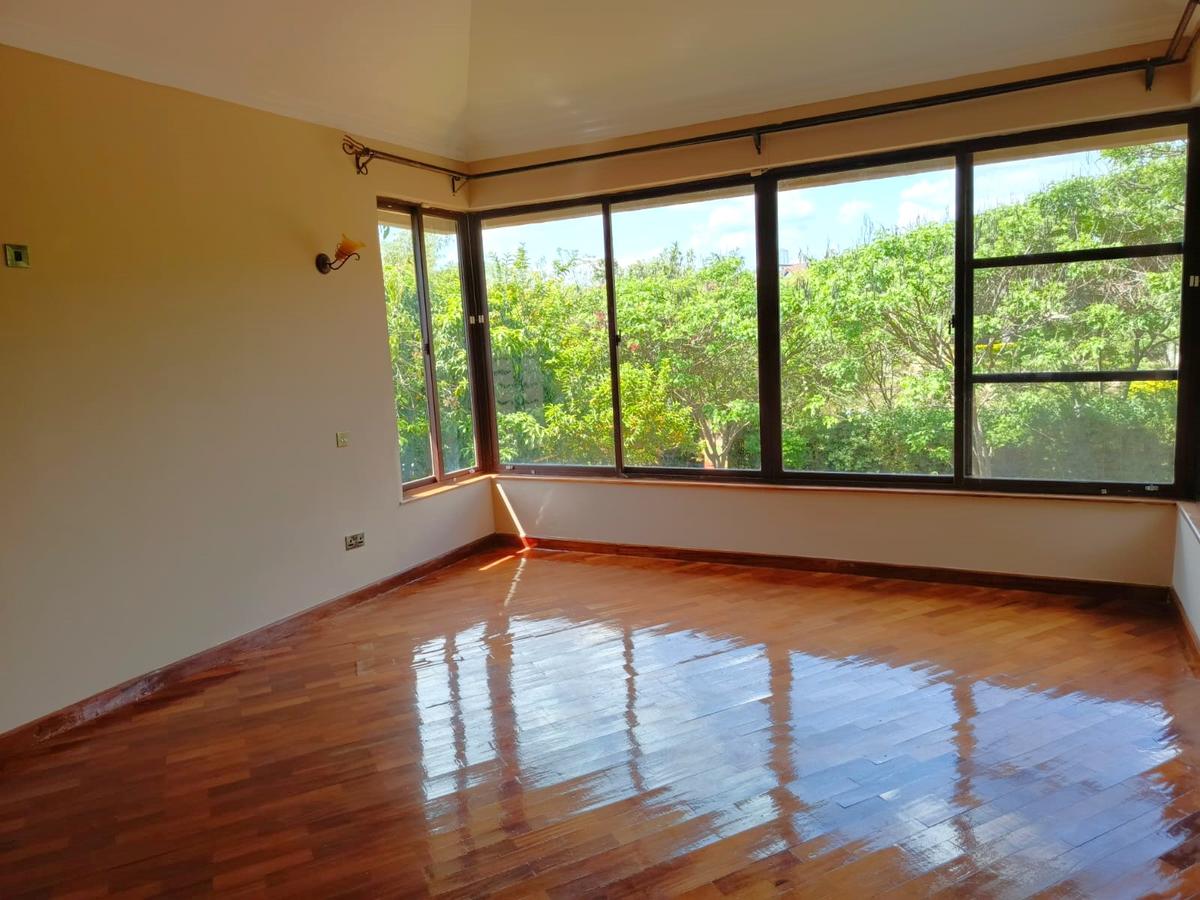 4 Bed House with En Suite in Ridgeways - 2