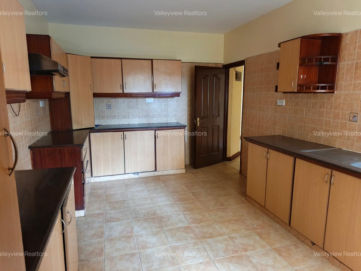5 Bed Townhouse with En Suite at Lavington - 8