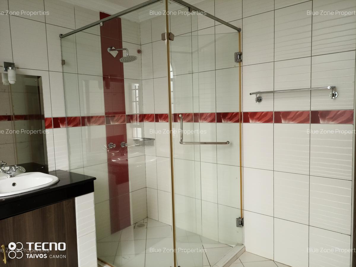 4 Bed Townhouse with En Suite at Close To Un - 16