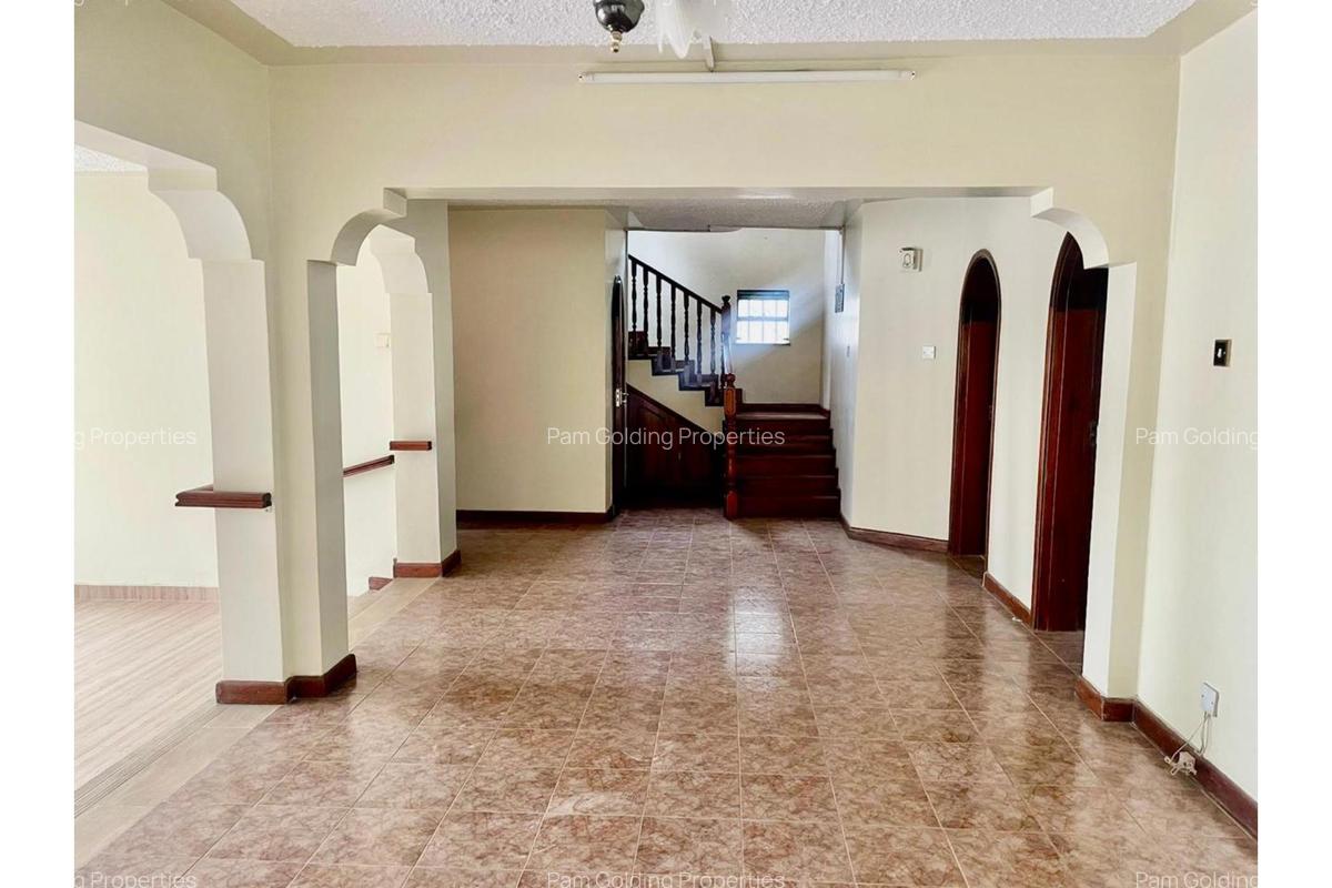 4 Bed Townhouse with En Suite in Spring Valley - 2