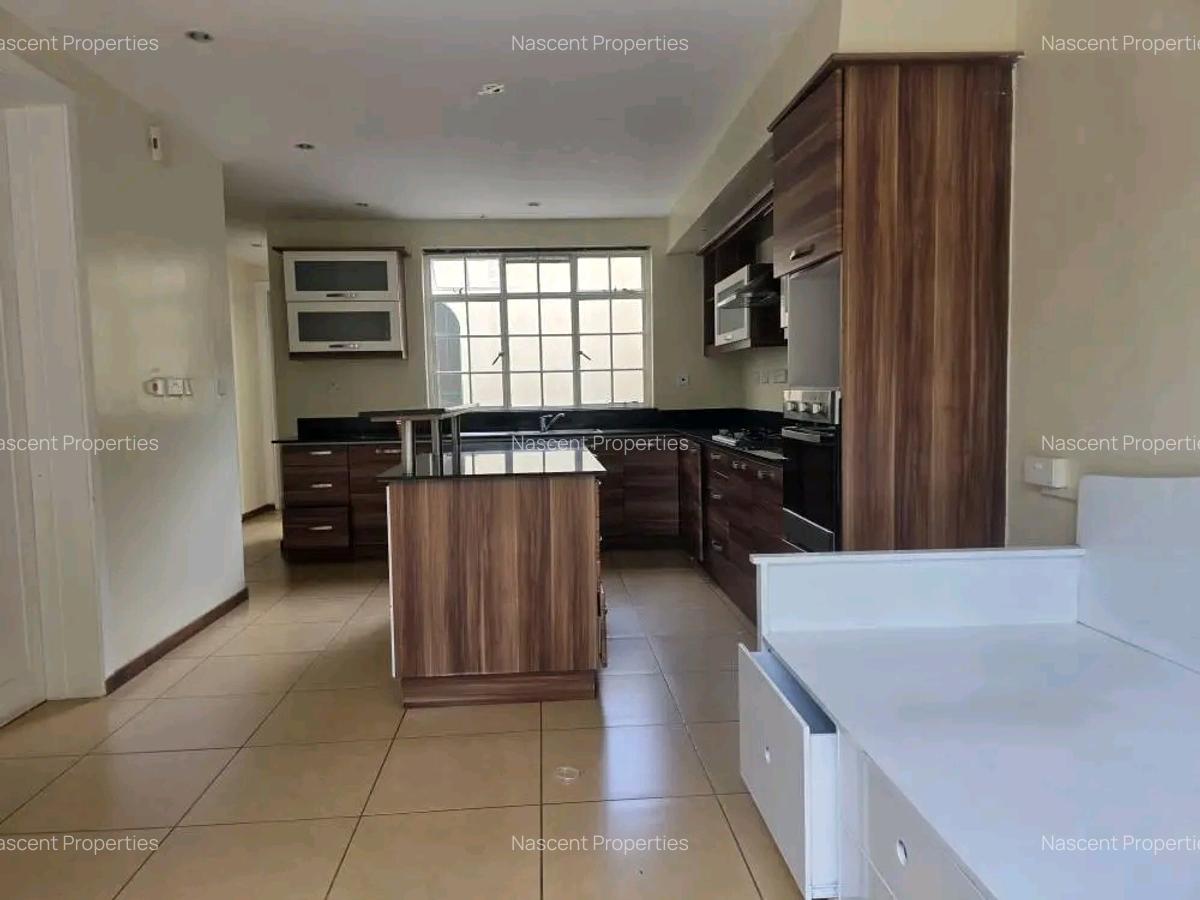 5 Bed Townhouse with En Suite in Spring Valley - 6