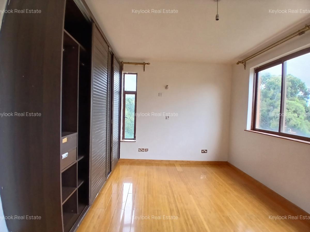 3 Bed Apartment with En Suite at Lavington - 16