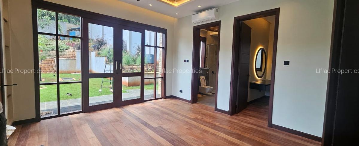 5 Bed House with En Suite in Runda - 12