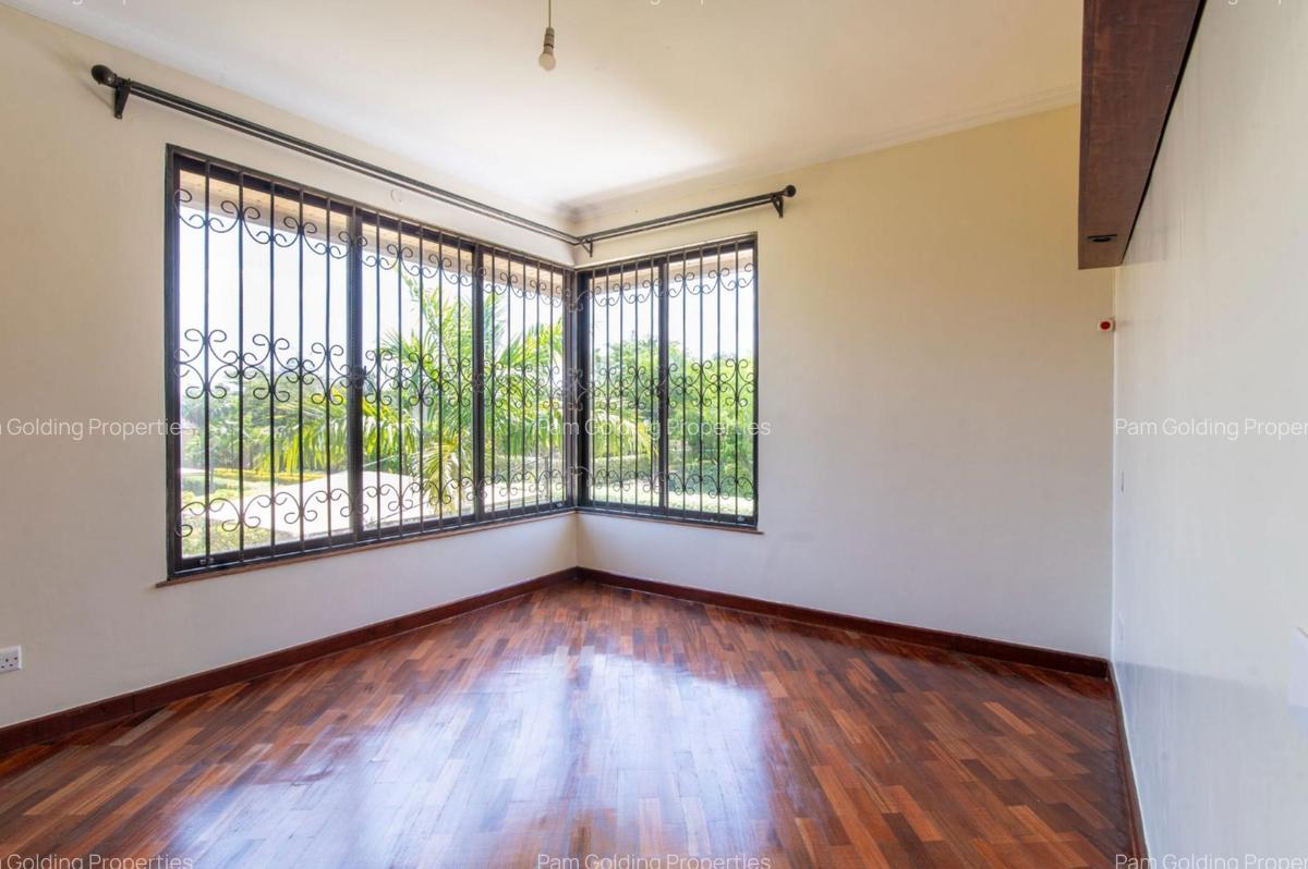 4 Bed House at Ridgeways Lane - 13