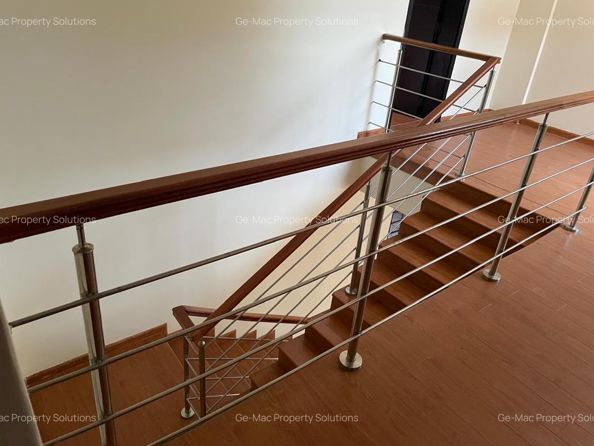 5 Bed House with En Suite in Ridgeways - 9