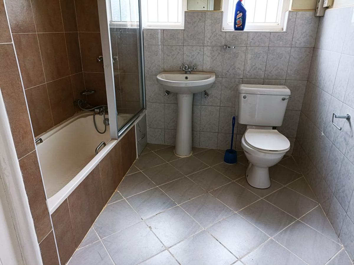 4 Bed House with En Suite in Rosslyn - 18