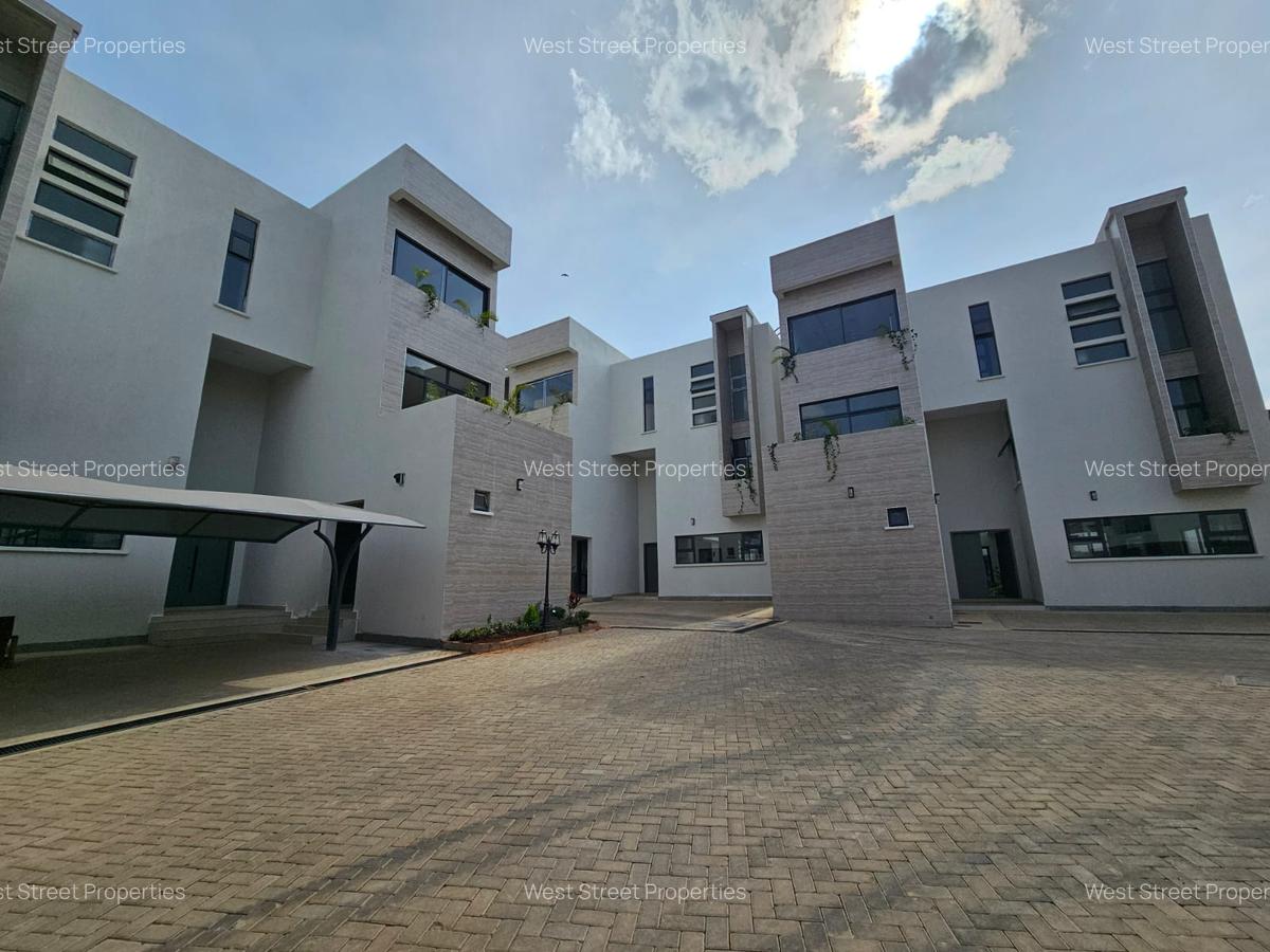 5 Bed Villa with En Suite at Lavington - 1
