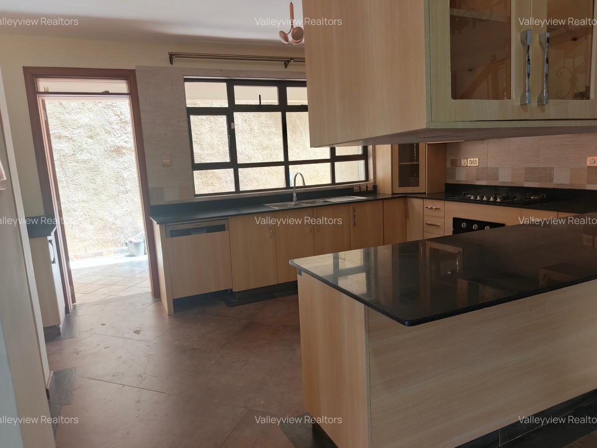 5 Bed Townhouse with En Suite at Lavington - 11