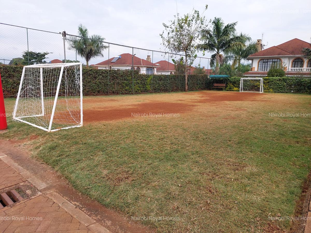 4 Bed House with En Suite at Meadows - 5