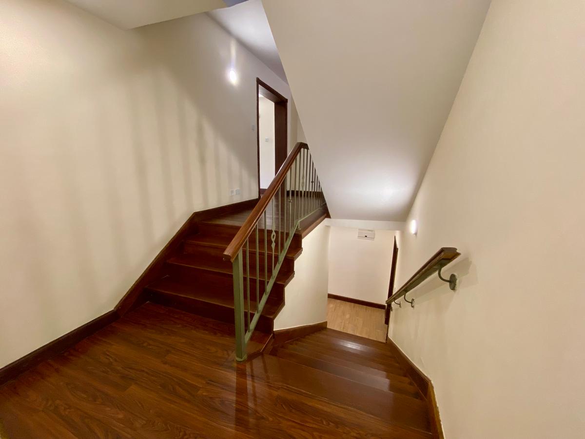 5 Bed Townhouse with En Suite in Spring Valley - 18