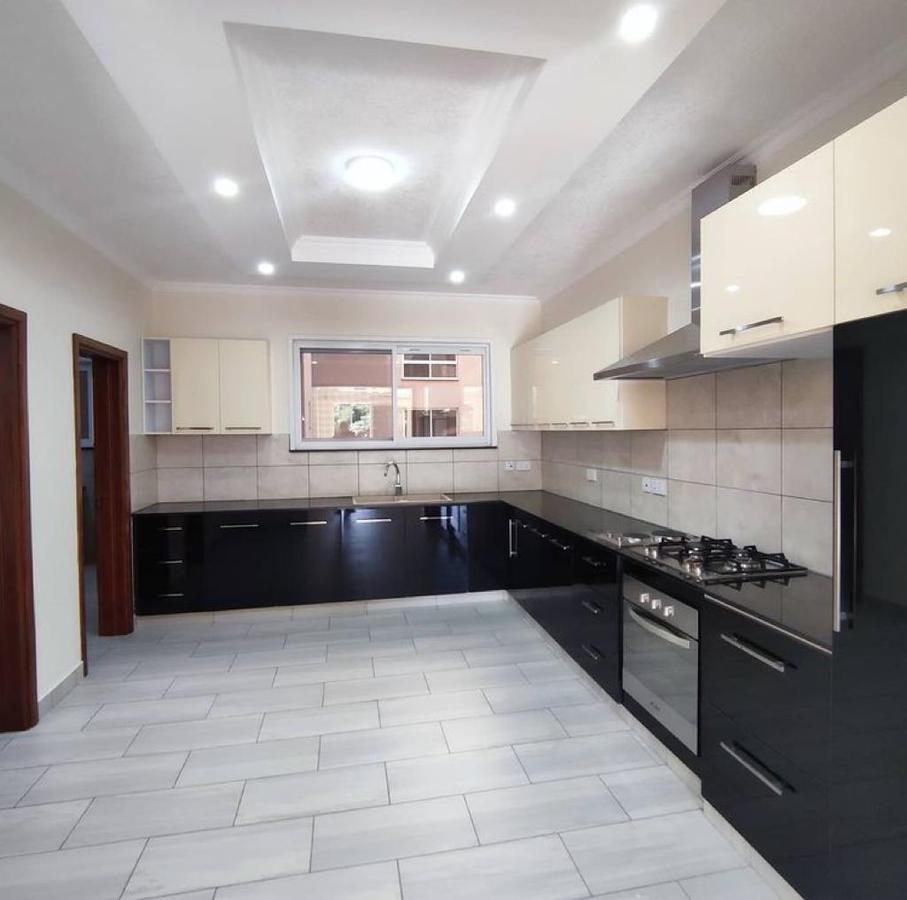 3 Bed Apartment with En Suite in Riverside - 4