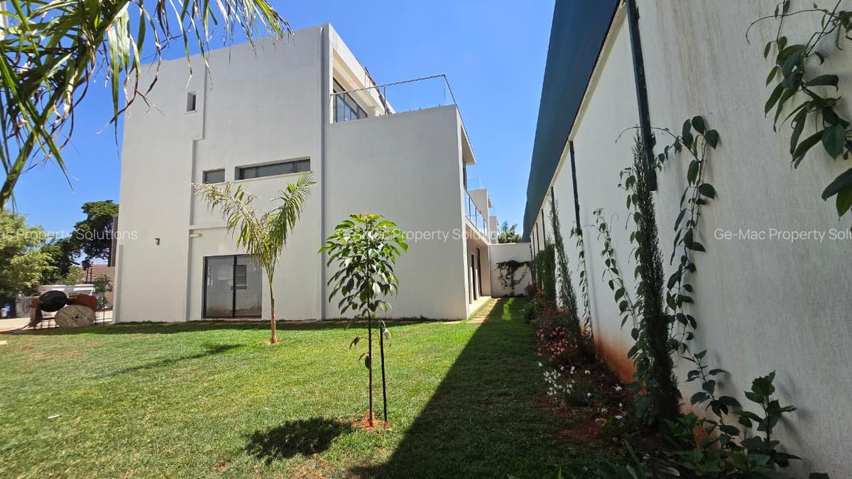 5 Bed House with En Suite in Lavington - 4